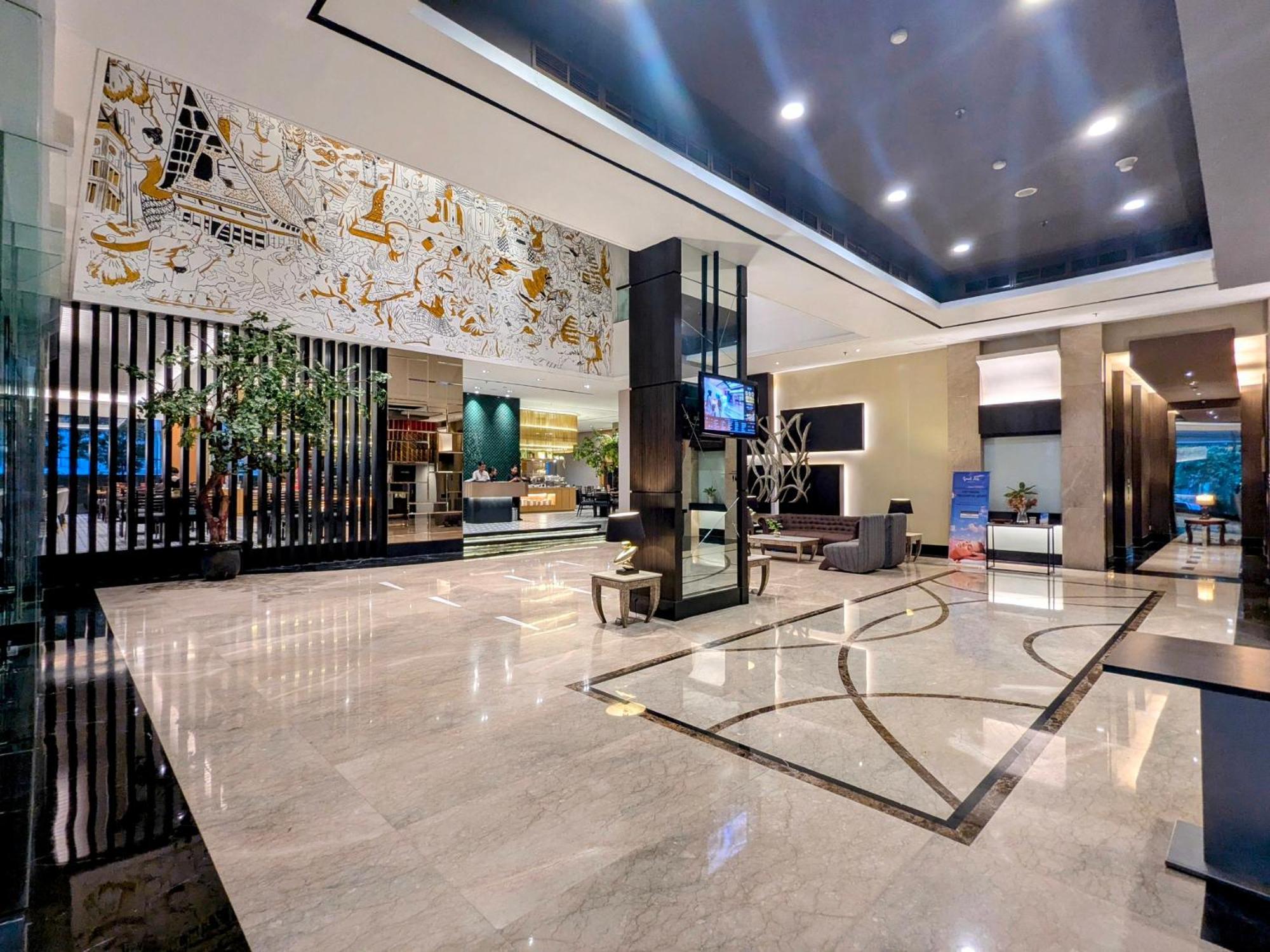 Grand Zuri Cikarang Jababeka Hotel Exterior photo