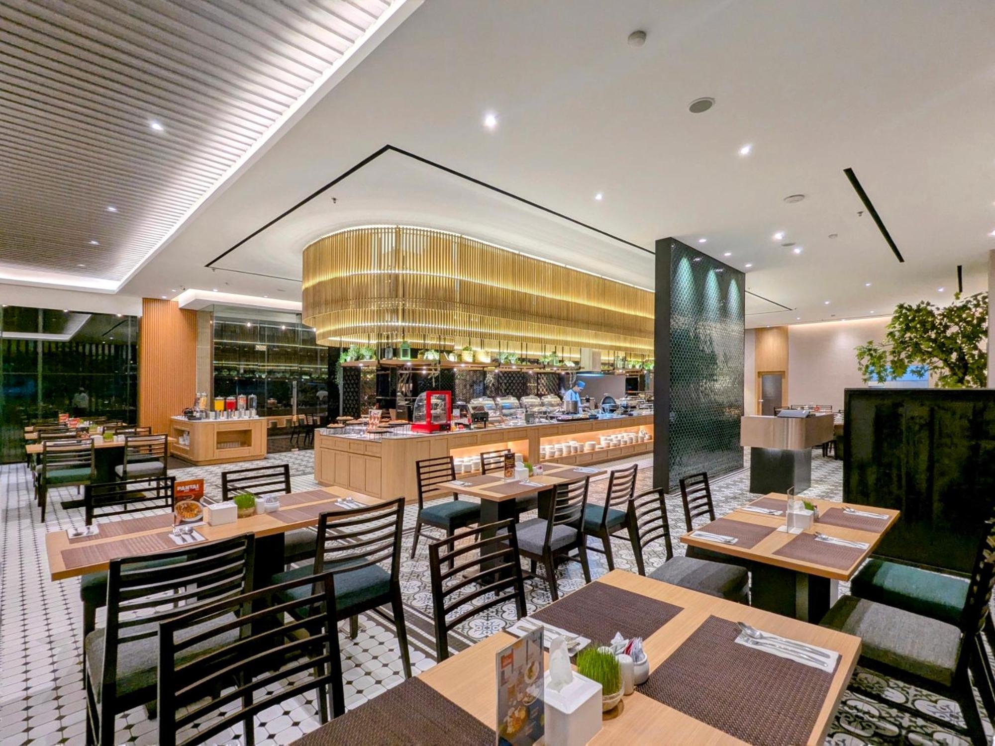 Grand Zuri Cikarang Jababeka Hotel Exterior photo