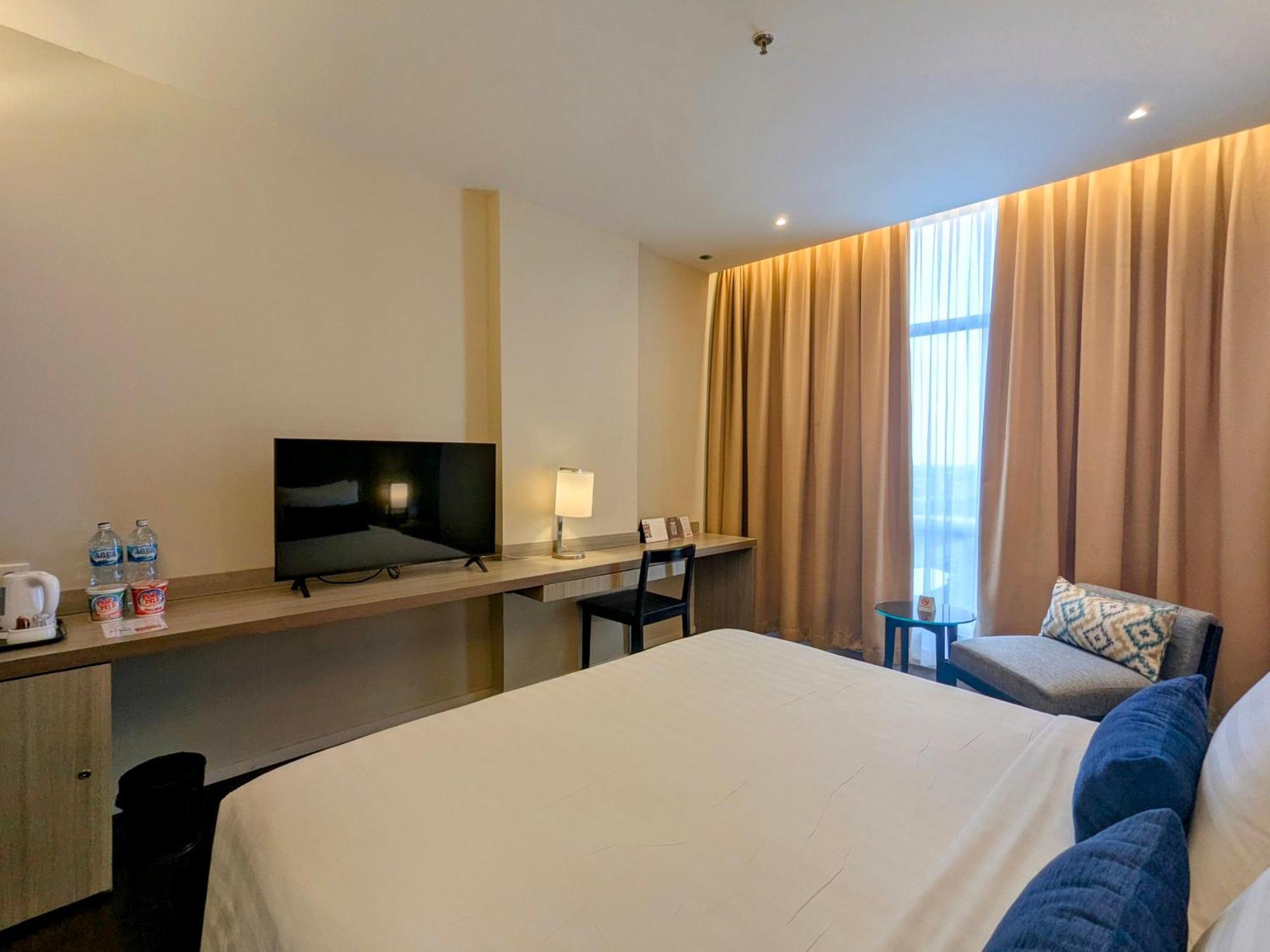 Grand Zuri Cikarang Jababeka Hotel Exterior photo