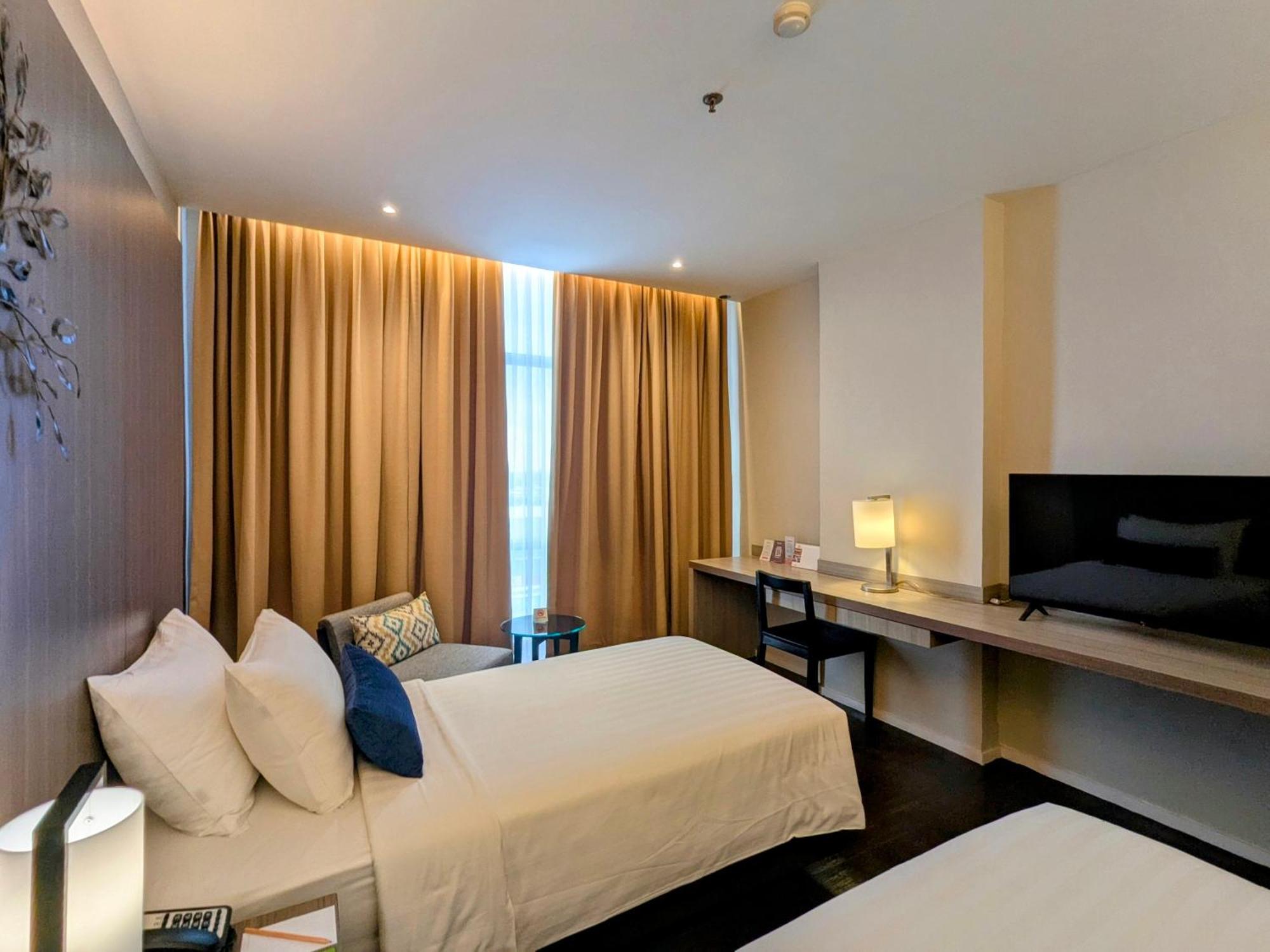 Grand Zuri Cikarang Jababeka Hotel Exterior photo