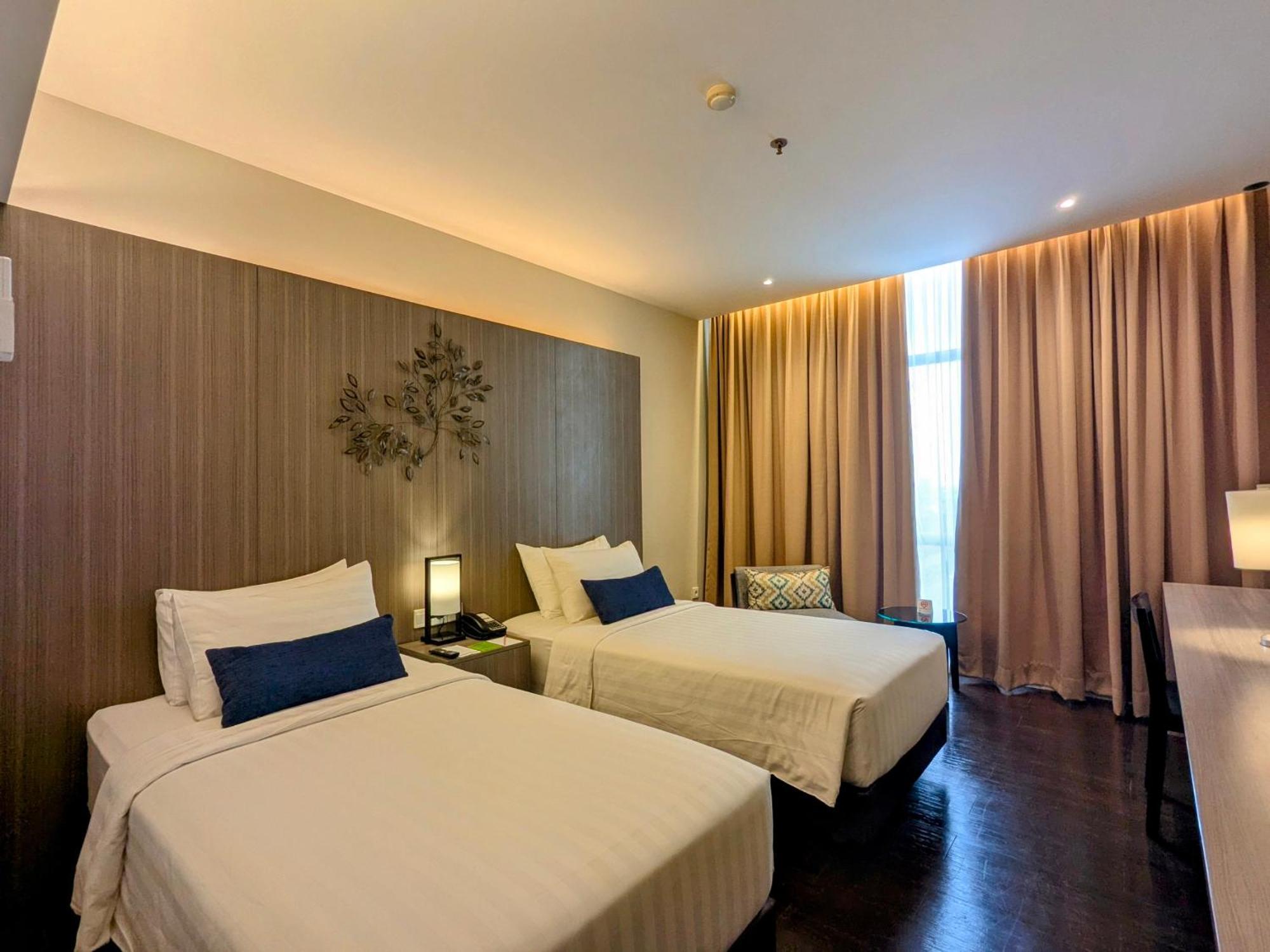 Grand Zuri Cikarang Jababeka Hotel Exterior photo