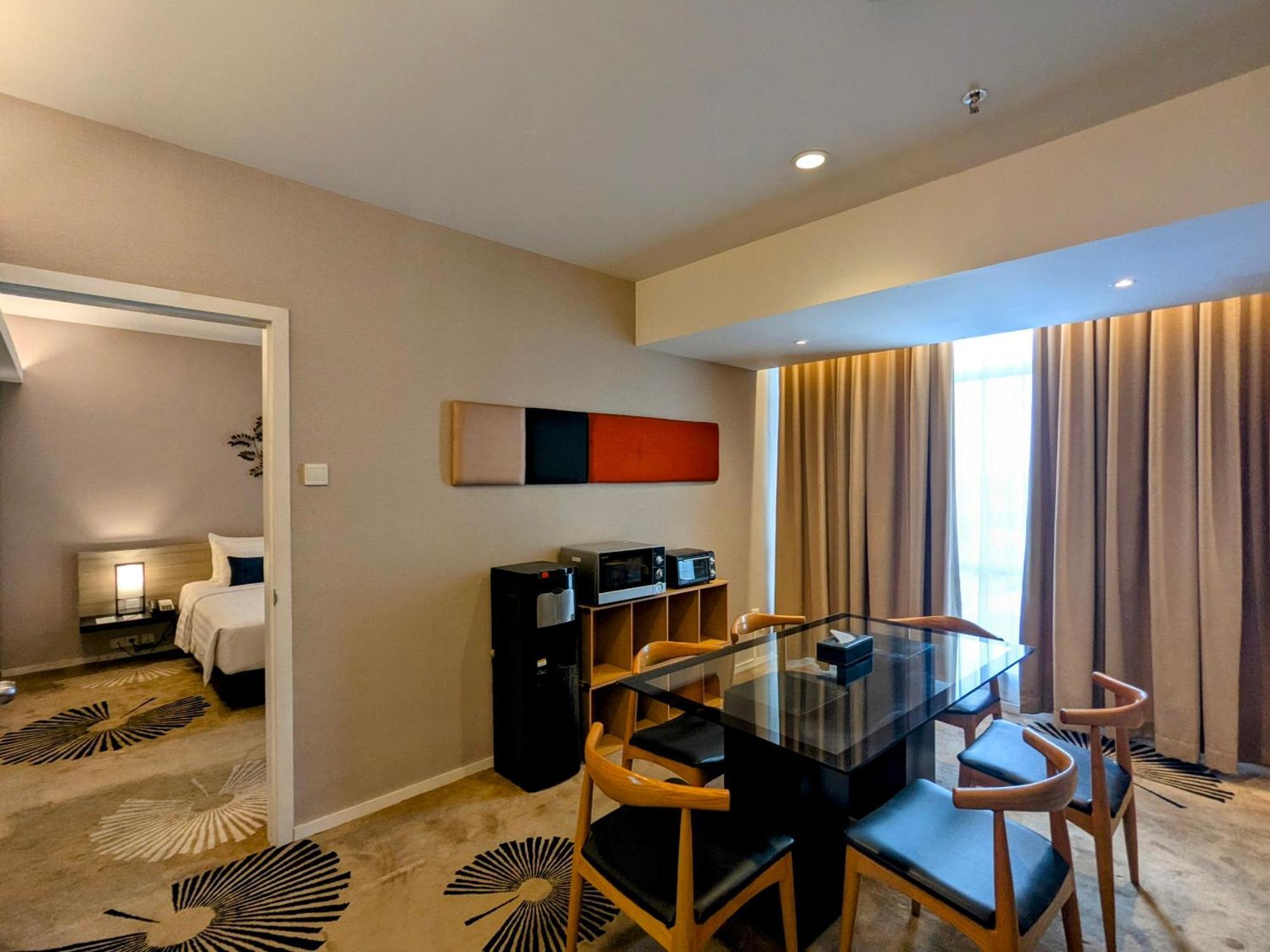 Grand Zuri Cikarang Jababeka Hotel Exterior photo