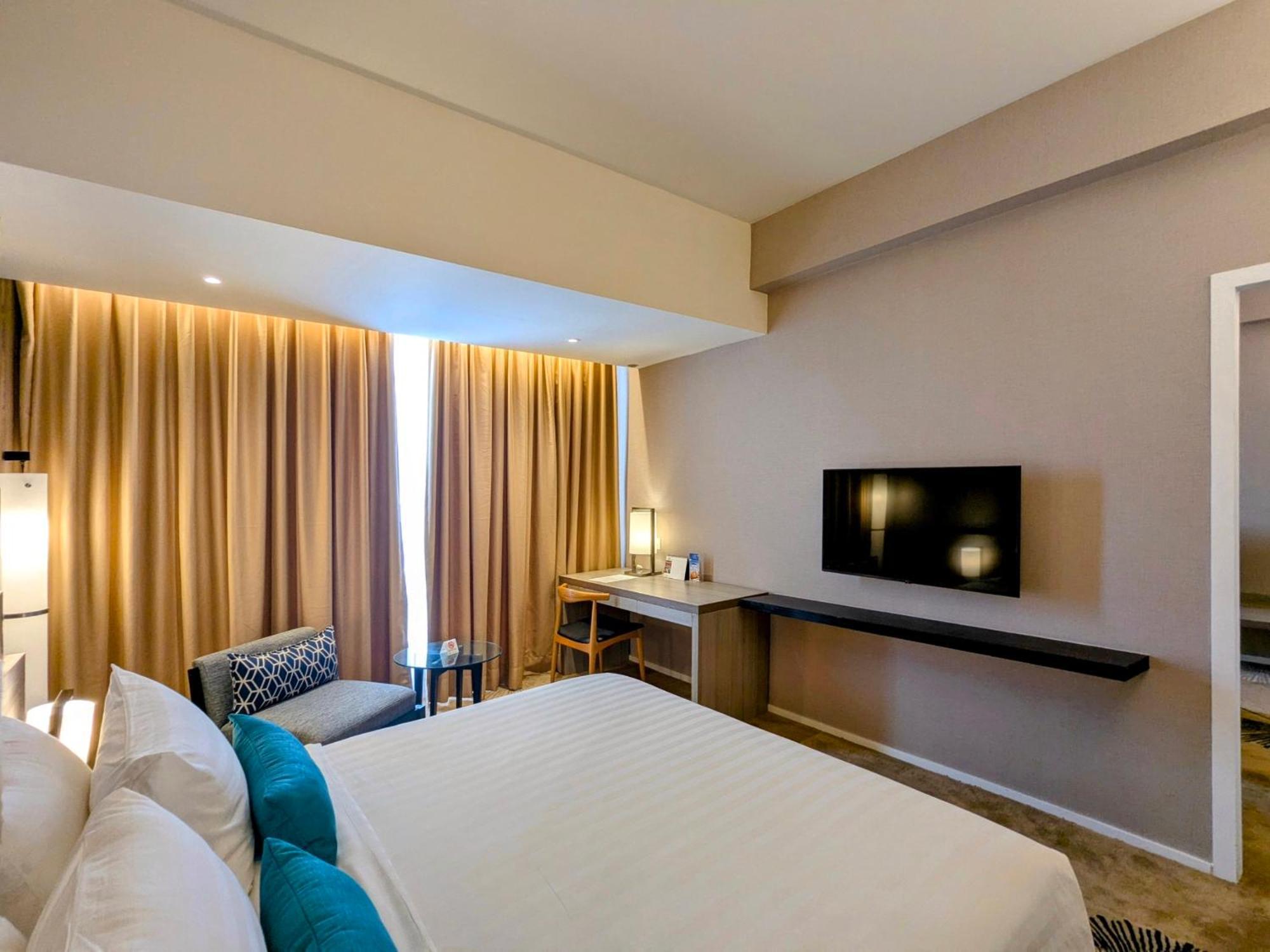 Grand Zuri Cikarang Jababeka Hotel Exterior photo