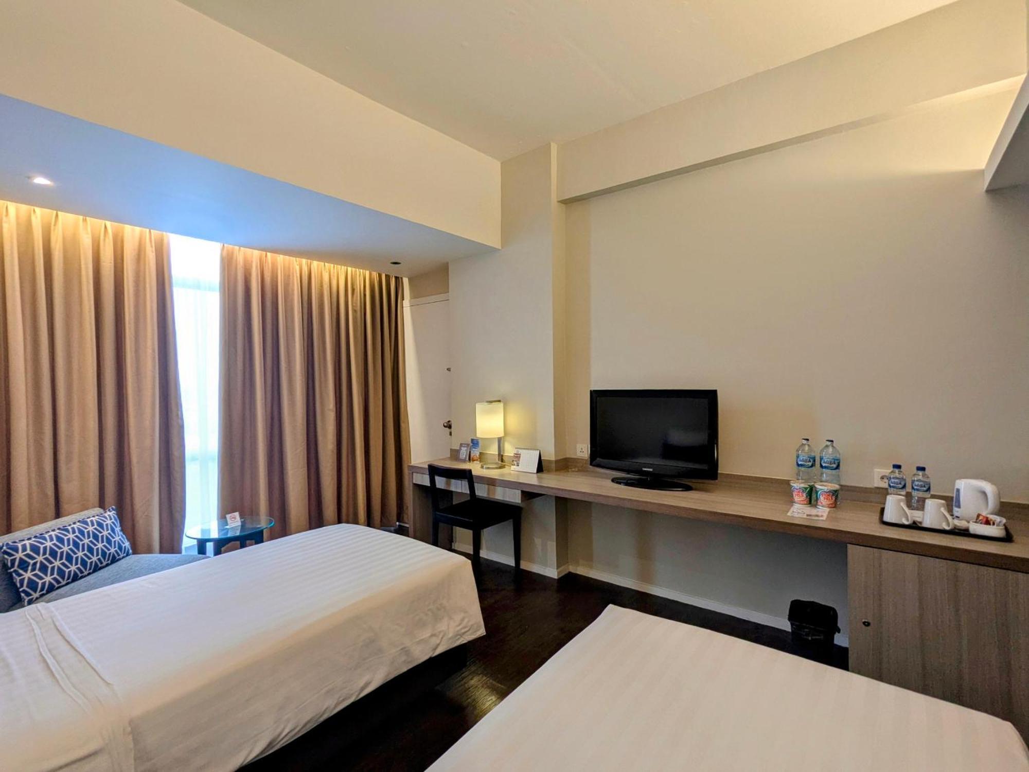 Grand Zuri Cikarang Jababeka Hotel Exterior photo