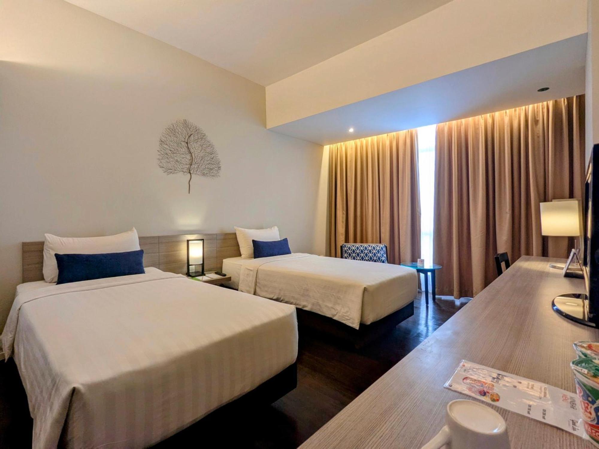Grand Zuri Cikarang Jababeka Hotel Exterior photo